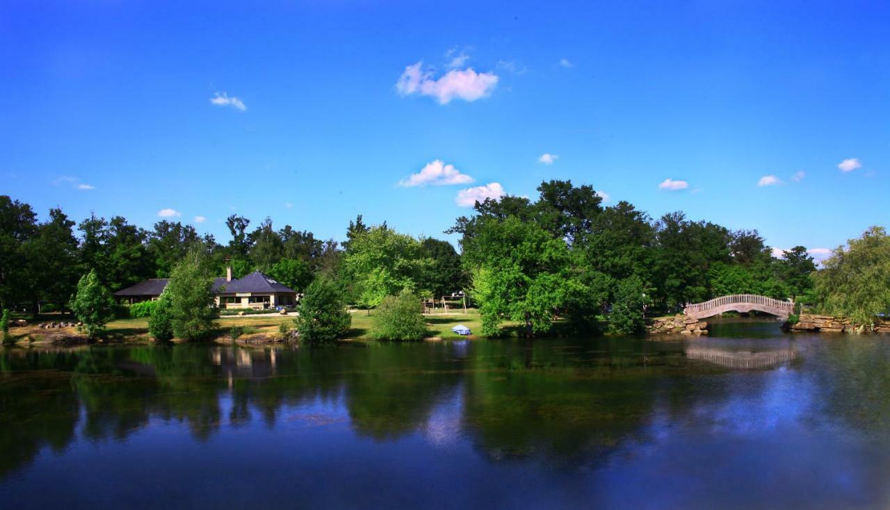 Camping Etang Du Camp Senergues Екстер'єр фото